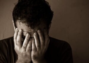 ما الفرق بين القلق والاكتئاب